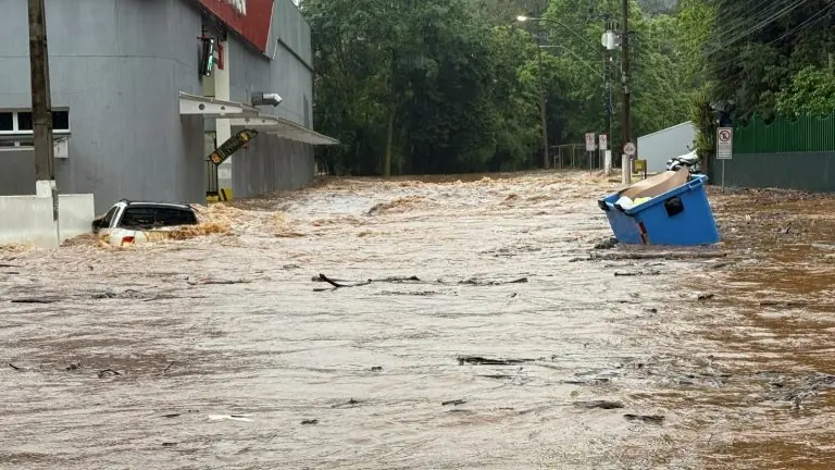 URGENTE: Rio do Tigre transborda em Joaçaba, submerge veículos e força evacuação no Parque Municipal
