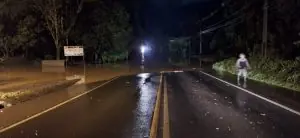 Rio do Peixe invade a pista e SC-150 é totalmente interditada na chegada a Ouro
