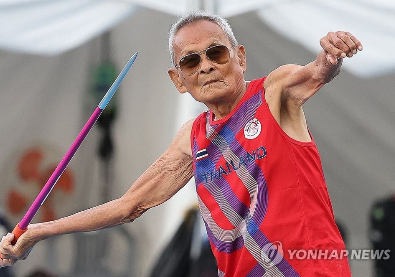 Aos 106 anos, atleta tailandês conquista dois ouros e bate recorde mundial de atletismo na Coreia do Sul