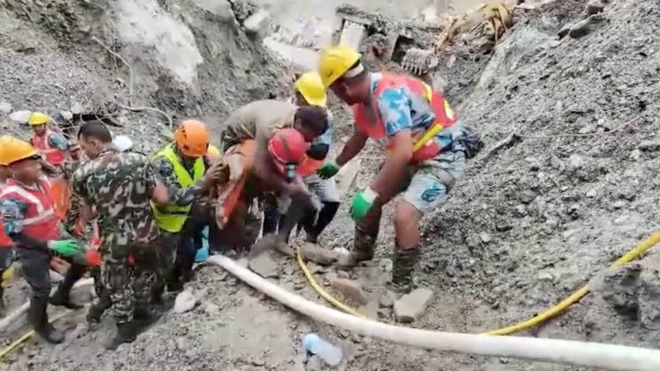 Duas pessoas são resgatadas vivas de túnel no Nepal nove dias após tragédia que deixou mais de 1,3 mil mortos