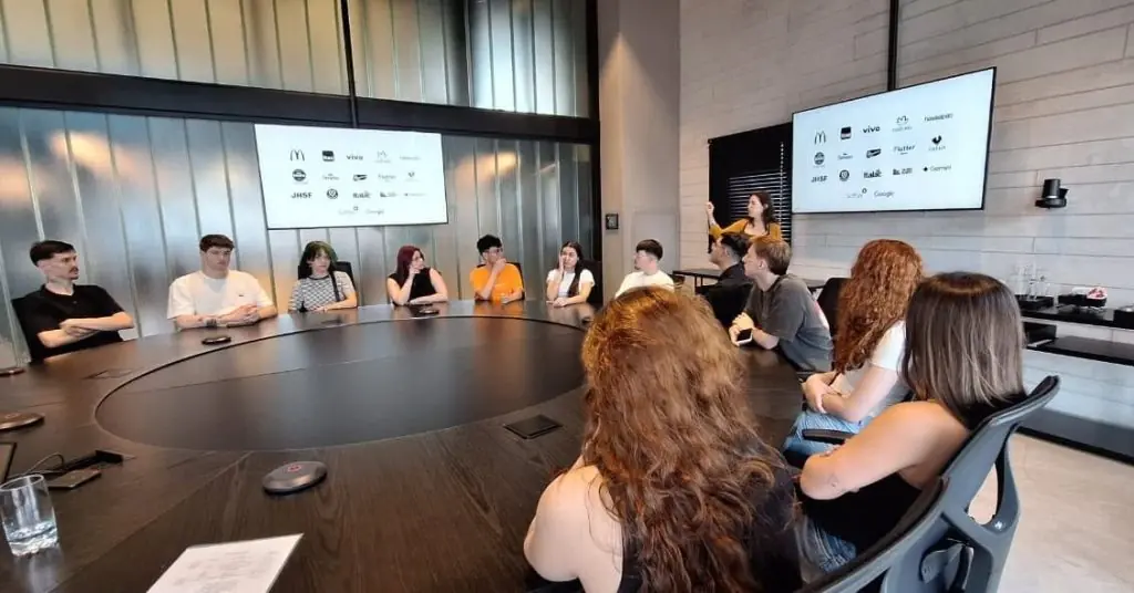 Estudantes de Publicidade da Unoesc Joaçaba em sala de reuniões de agência de publicidade em São Paulo