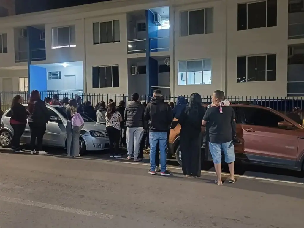 Família faz corrente de oração pelo menino Gusttavo em frente ao hospital em Campos Novos
