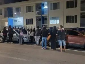 Família faz corrente de oração pelo menino Gusttavo em frente ao hospital em Campos Novos