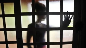Avó e companheiro são condenados a mais de 25 anos de prisão por abusos contra menina de 12 anos em SC