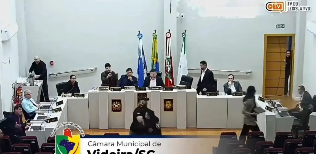 Confusão encerra sessão da Câmara de Videira após cidadão confrontar vereador; veja o vídeo