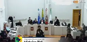 Confusão encerra sessão da Câmara de Videira após cidadão confrontar vereador; veja o vídeo