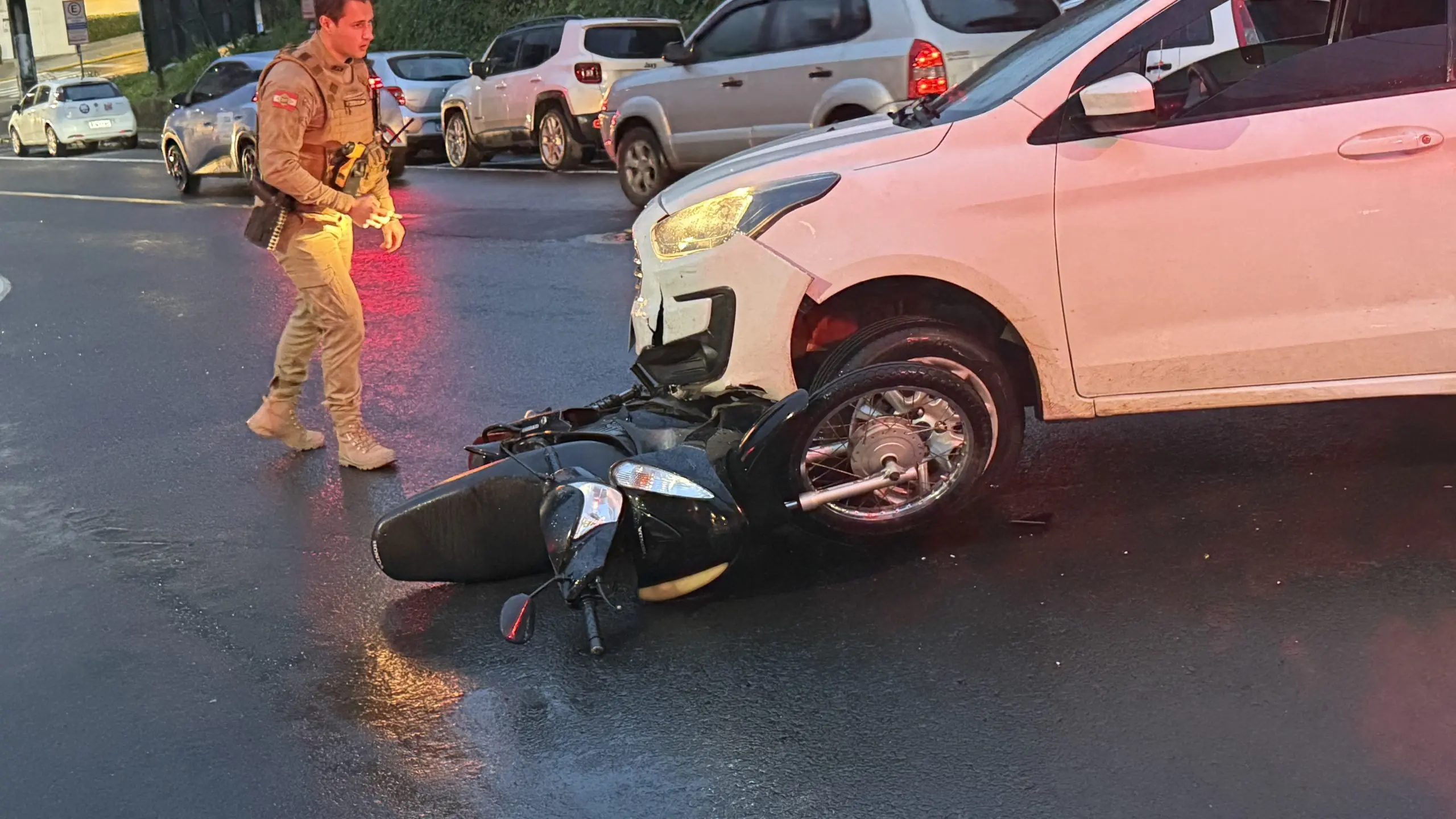 Motociclista fica ferida em acidente com carro no Centro de Joaçaba