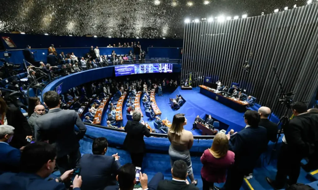 Senado aprova PEC do fim da escala 6×1