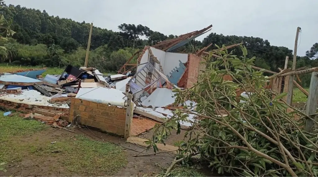 Estragos do vendaval em propriedade do interior de Água Doce (SC)