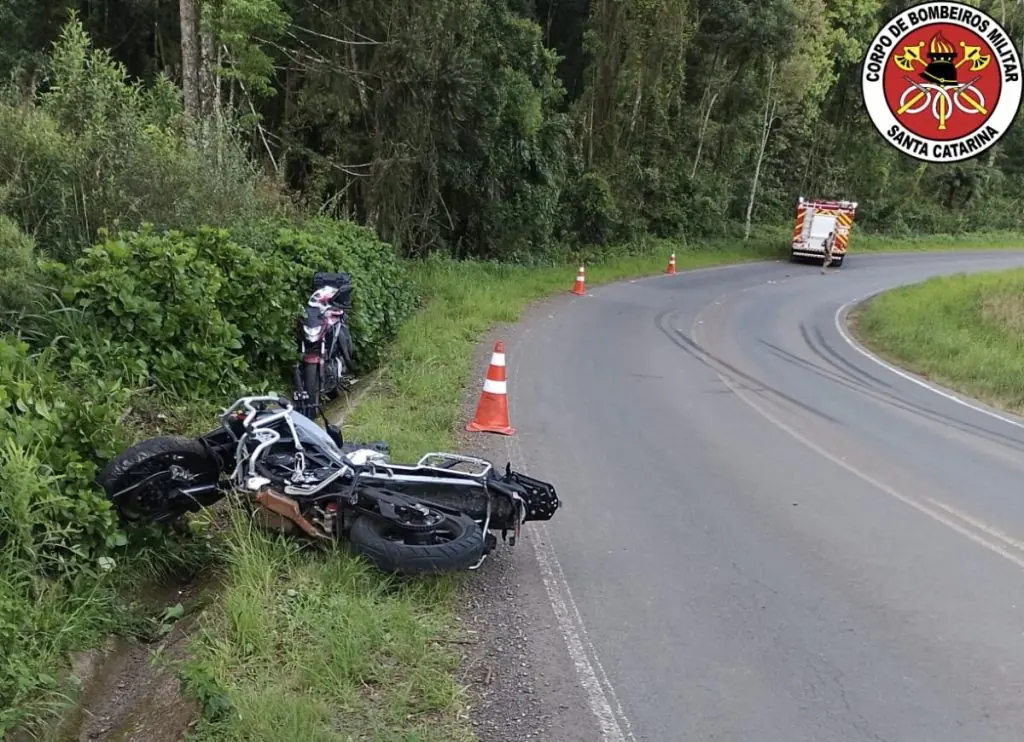 Motociclista sofre fraturas após colisão com caminhão na SC-464