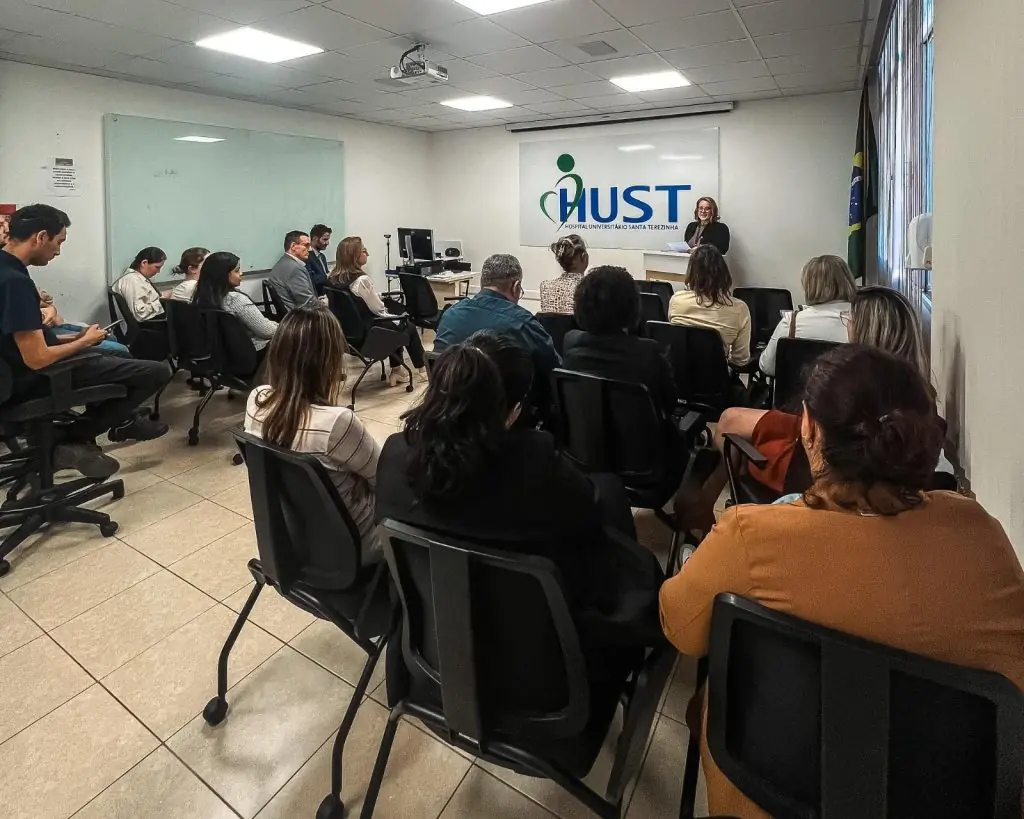 Cerimônia de transição das Diretorias Técnica e Clínica do HUST reúne gestão e corpo clínico em Joaçaba