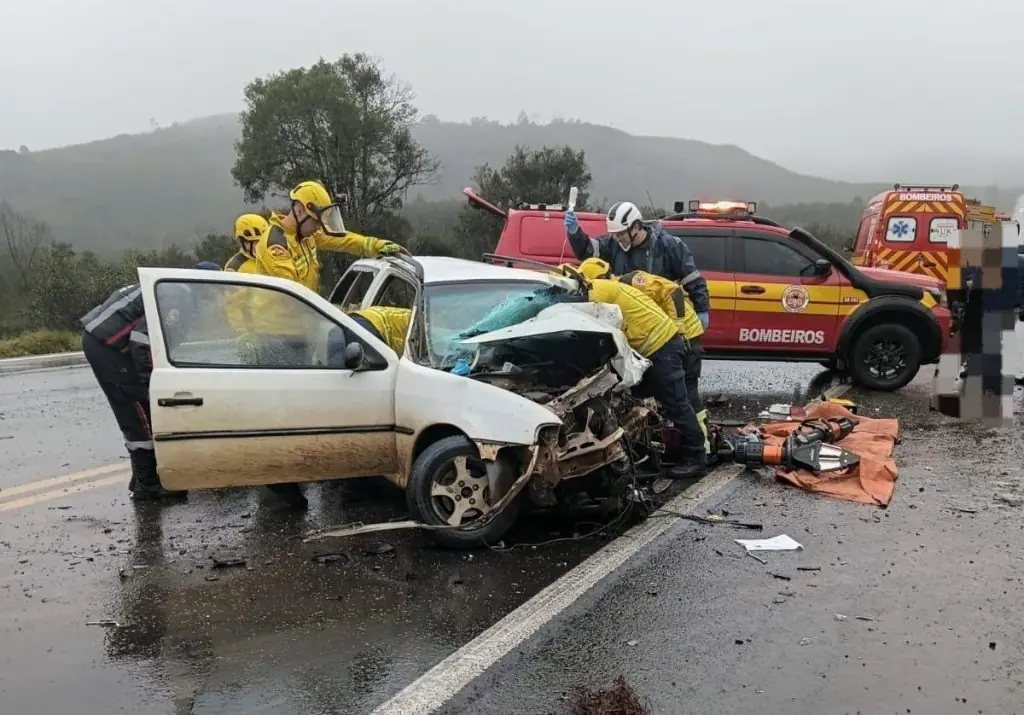 Motorista fica preso às ferragens em grave colisão entre dois carros na BR-470
