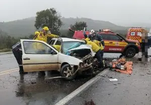 Motorista fica preso às ferragens em grave colisão entre dois carros na BR-470