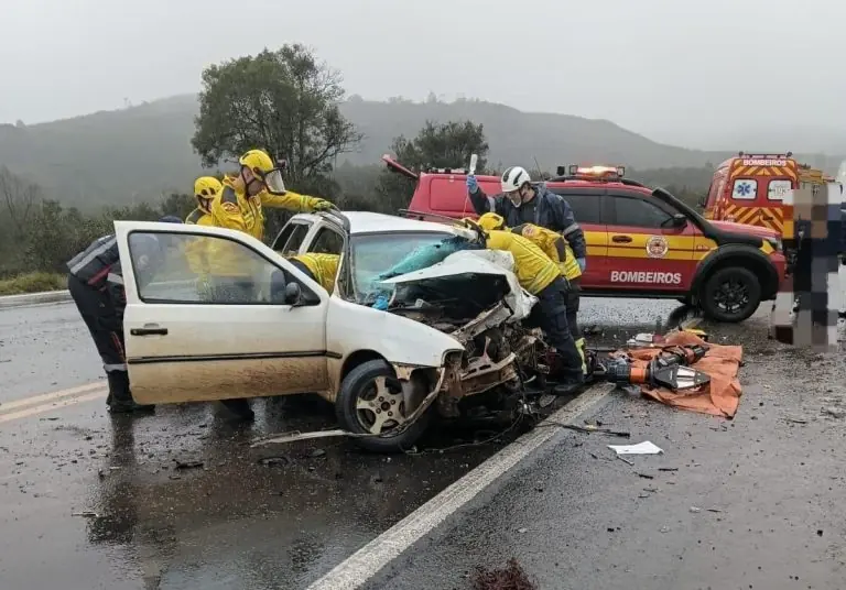 Motorista fica preso às ferragens em grave colisão entre dois carros na BR-470