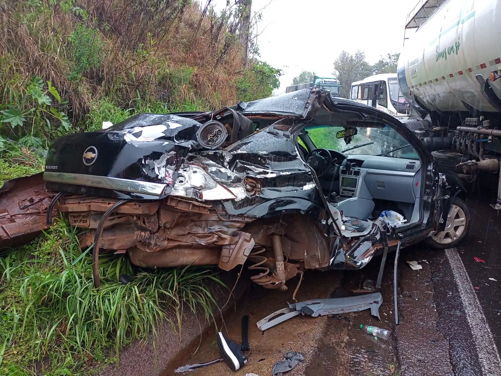 Colisão trágica entre carro e caminhão deixa um morto e dois feridos na SC-155