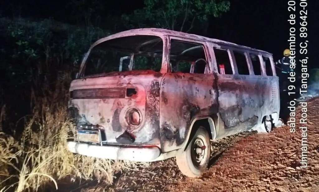 Kombi fica completamente destruída após pegar fogo na zona rural de SC