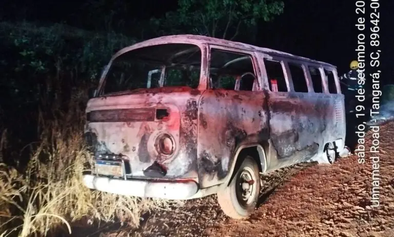 Kombi fica completamente destruída após pegar fogo na zona rural de SC