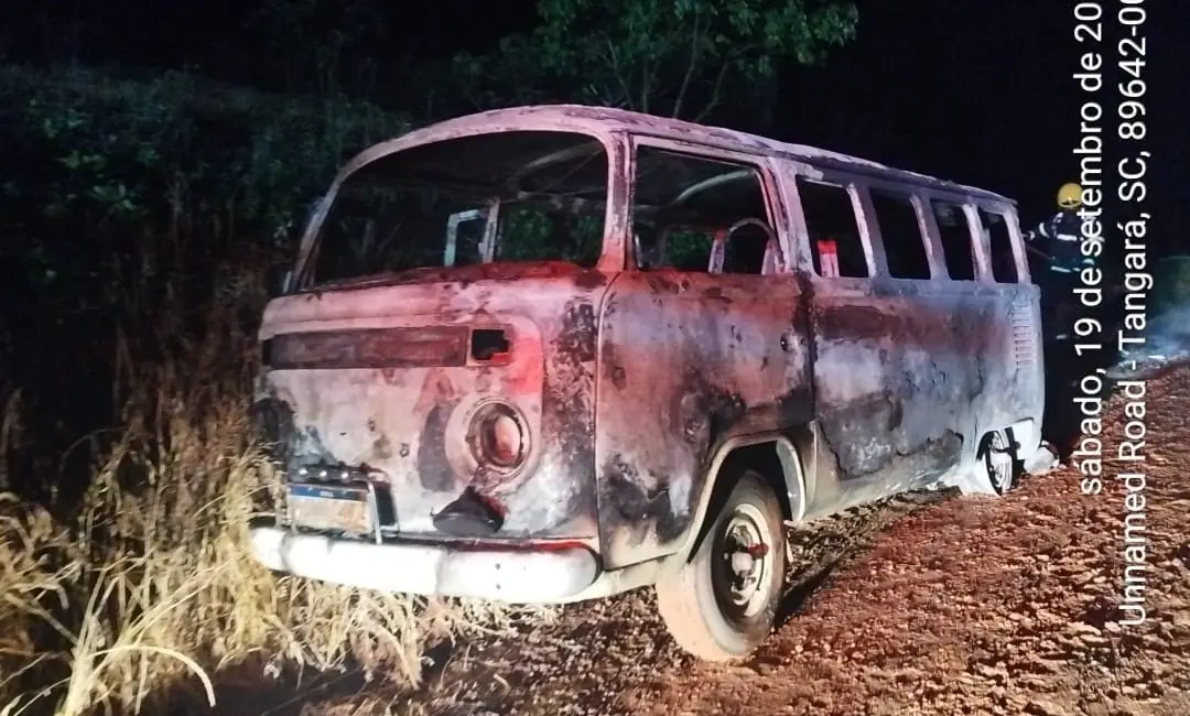 Kombi fica completamente destruída após pegar fogo na zona rural de SC