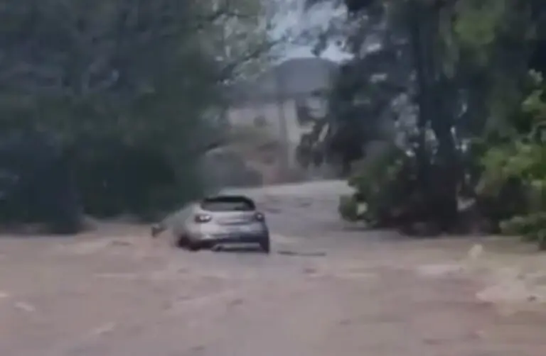 Uma pessoa morre dentro de veículo atingido por enxurrada em Caxias do Sul. Crianças estão desaparecidas