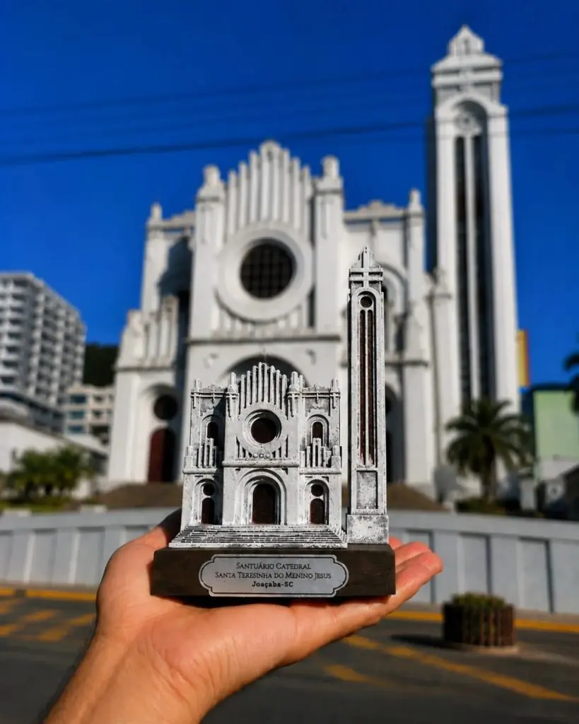 O menino que sonhava com a Catedral: Ângelo Rodrigues transforma amor por Joaçaba em réplica feita à mão