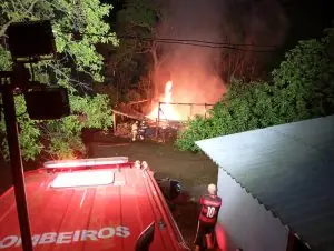 Incêndio destrói depósito de ferramentas em SC e mobiliza Bombeiros de duas cidades