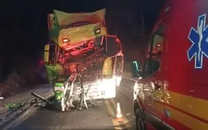 Colisão entre dois caminhões mobiliza Corpo de Bombeiros na BR-470
