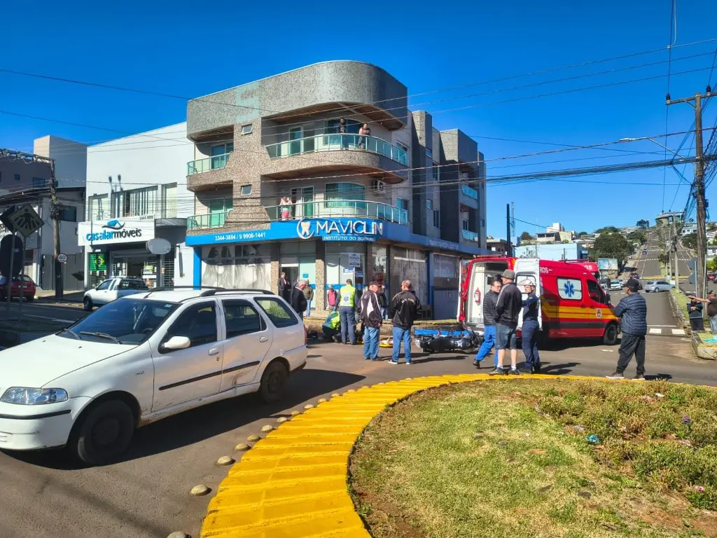 Motociclista de 18 anos fica ferido em colisão com carro em SC