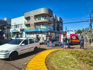 Motociclista de 18 anos fica ferido em colisão com carro em SC