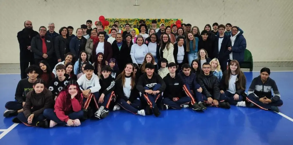 Projeto “Conectando Gerações” aproxima estudantes e idosos em Joaçaba