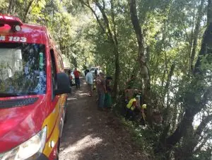 Pinheiro Preto: Motorista fica 2h preso em carro após capotamento