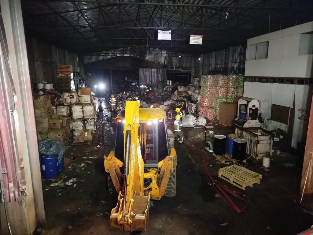 Incêndio atinge indústria e destrói quatro toneladas de materiais no Oeste de SC