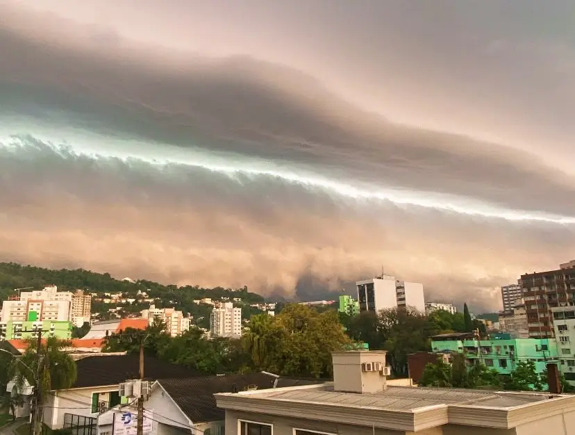 Nuvem prateleira assusta moradores de Joaçaba minutos antes de temporal