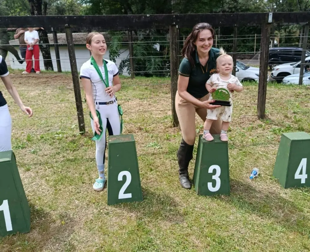 Amazona com medalha no pódio da prova de salto da Expomerco 2026, em Chapecó