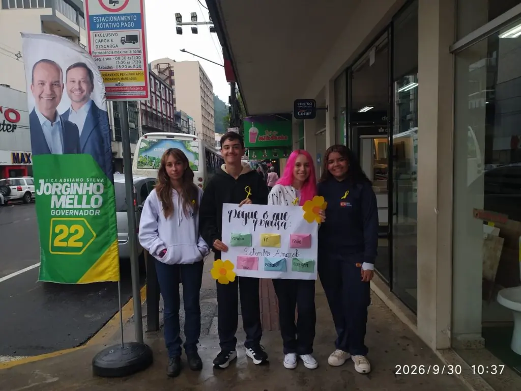 Alunos da EEB Governador Celso Ramos distribuem mensagens de apoio do Setembro Amarelo nas ruas de Joaçaba