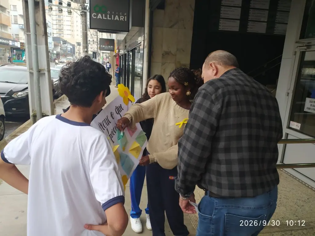 Alunos da EEB Governador Celso Ramos distribuem mensagens de apoio do Setembro Amarelo nas ruas de Joaçaba