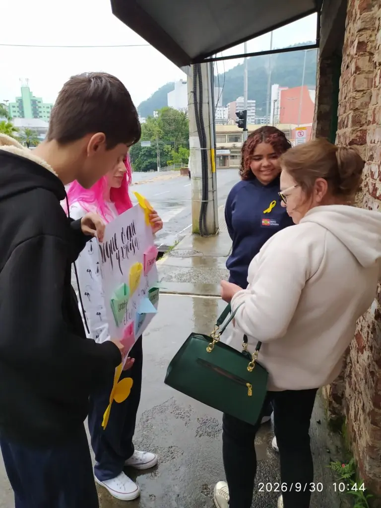 Alunos da EEB Governador Celso Ramos distribuem mensagens de apoio do Setembro Amarelo nas ruas de Joaçaba