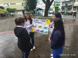 “Pegue o que precisa”: alunos levam mensagens de esperança às ruas de Joaçaba no Setembro Amarelo