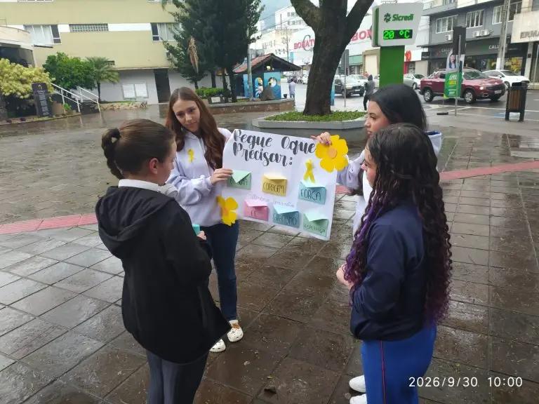 “Pegue o que precisa”: alunos levam mensagens de esperança às ruas de Joaçaba no Setembro Amarelo