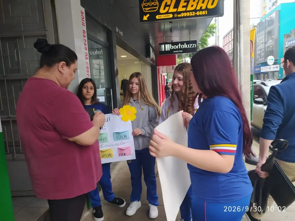 Alunos da EEB Governador Celso Ramos distribuem mensagens de apoio do Setembro Amarelo nas ruas de Joaçaba