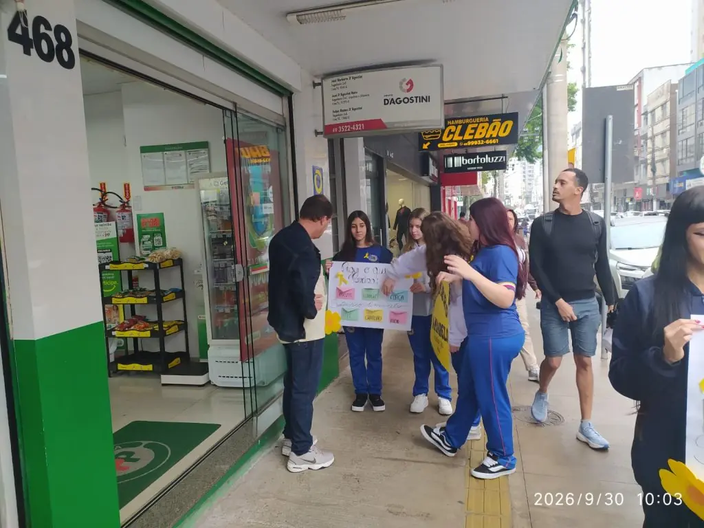 Alunos da EEB Governador Celso Ramos distribuem mensagens de apoio do Setembro Amarelo nas ruas de Joaçaba