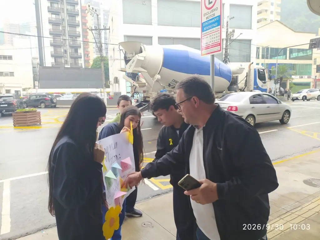 Alunos da EEB Governador Celso Ramos distribuem mensagens de apoio do Setembro Amarelo nas ruas de Joaçaba