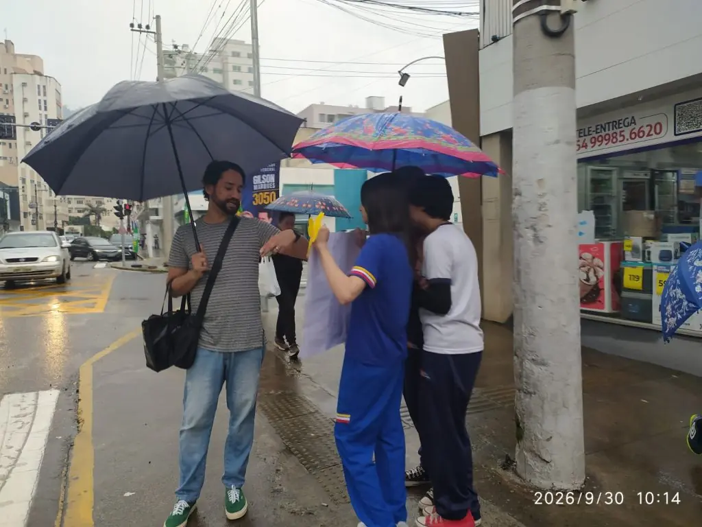 Alunos da EEB Governador Celso Ramos distribuem mensagens de apoio do Setembro Amarelo nas ruas de Joaçaba