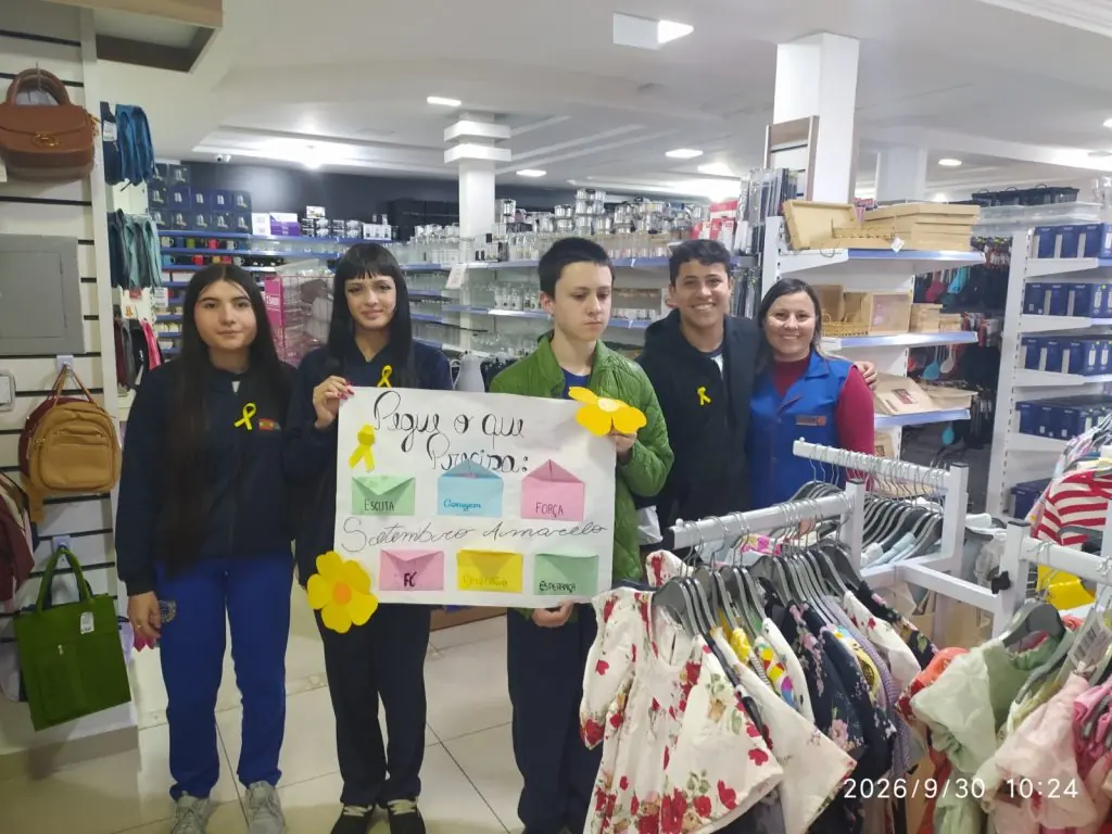 Alunos da EEB Governador Celso Ramos distribuem mensagens de apoio do Setembro Amarelo nas ruas de Joaçaba