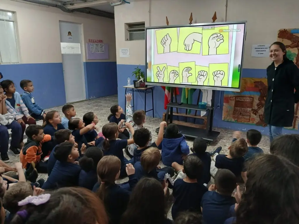 Escola Nossa Senhora de Lourdes promove atividades de Libras e valorização da Comunidade Surda