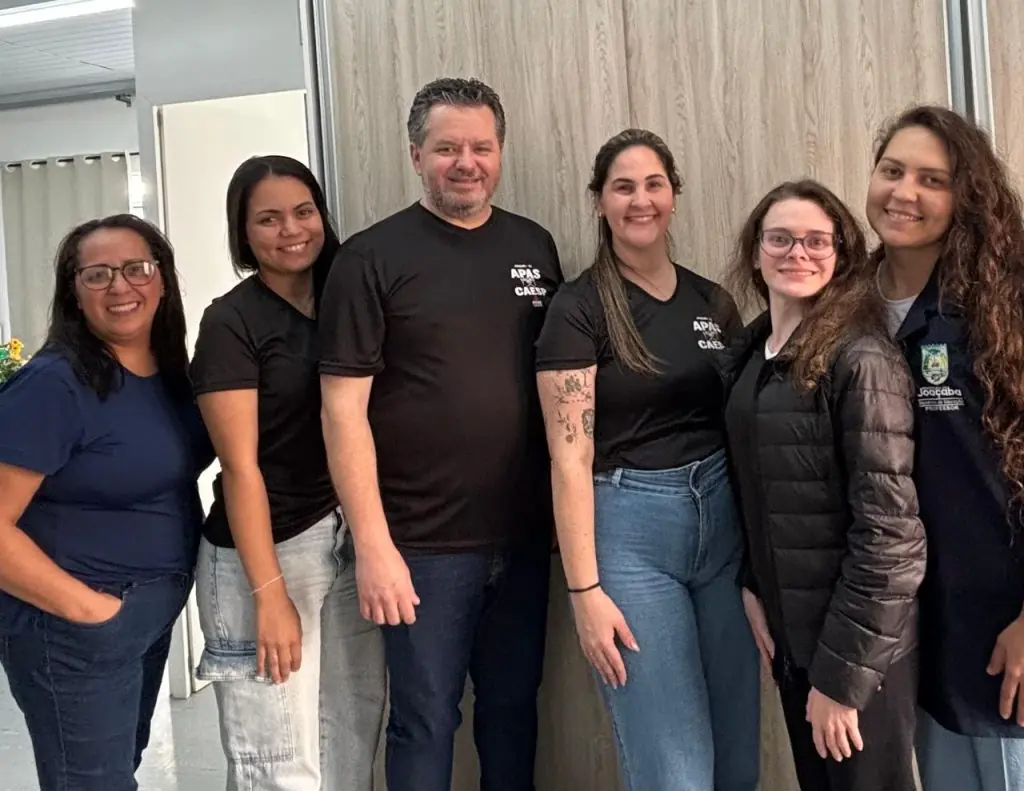 Professoras da Escola Municipal Nossa Senhora de Lourdes e integrantes da APAS de Joaçaba posam juntos para foto