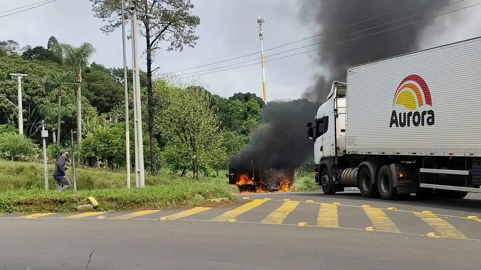 Veículo pega fogo no Distrito Industrial de Joaçaba