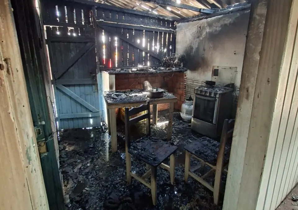 Bombeiro de folga salva homem com queimaduras durante incêndio em residência de SC