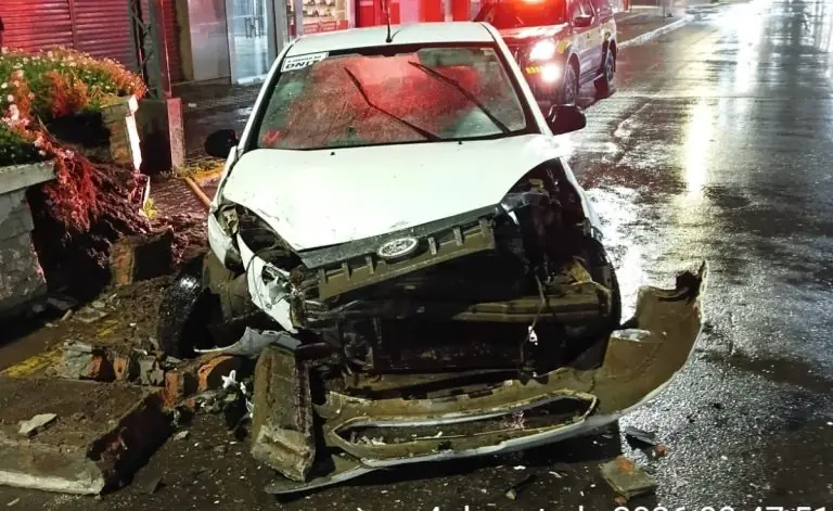 Jovem fica ferida após carro bater contra mureta de concreto em SC