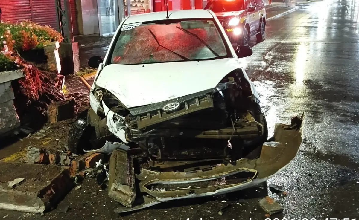 Jovem fica ferida após carro bater contra mureta de concreto em SC