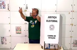 Jorginho caminha para reeleição no 1º turno em SC, com 66% dos votos válidos